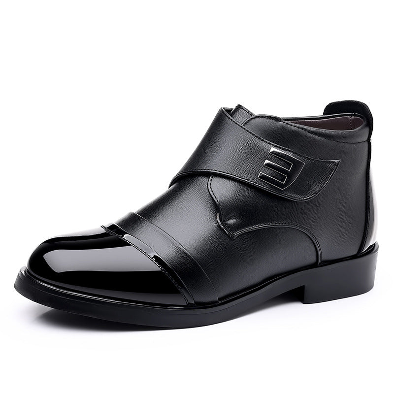 Bottine noire en cuir à patte de serrage et bout verni, vue de trois quarts
