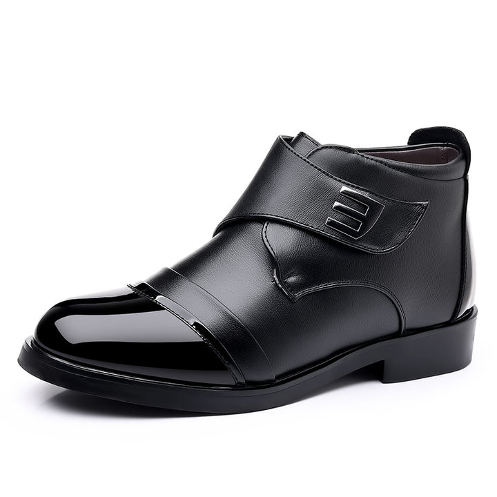 Bottine noire en cuir à patte de serrage et bout verni, vue de trois quarts