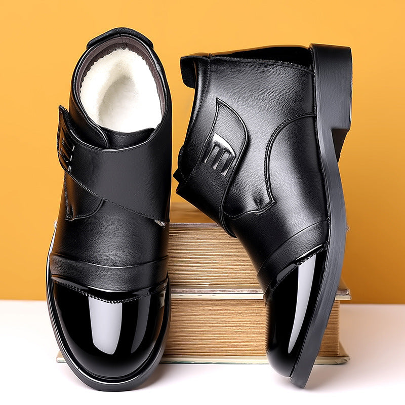 Bottines en cuir noir à doublure blanche, vues de dessus et de côté sur fond jaune