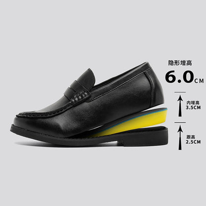 Mocassin en cuir noir vu de profil avec sa semelle intérieure compensée