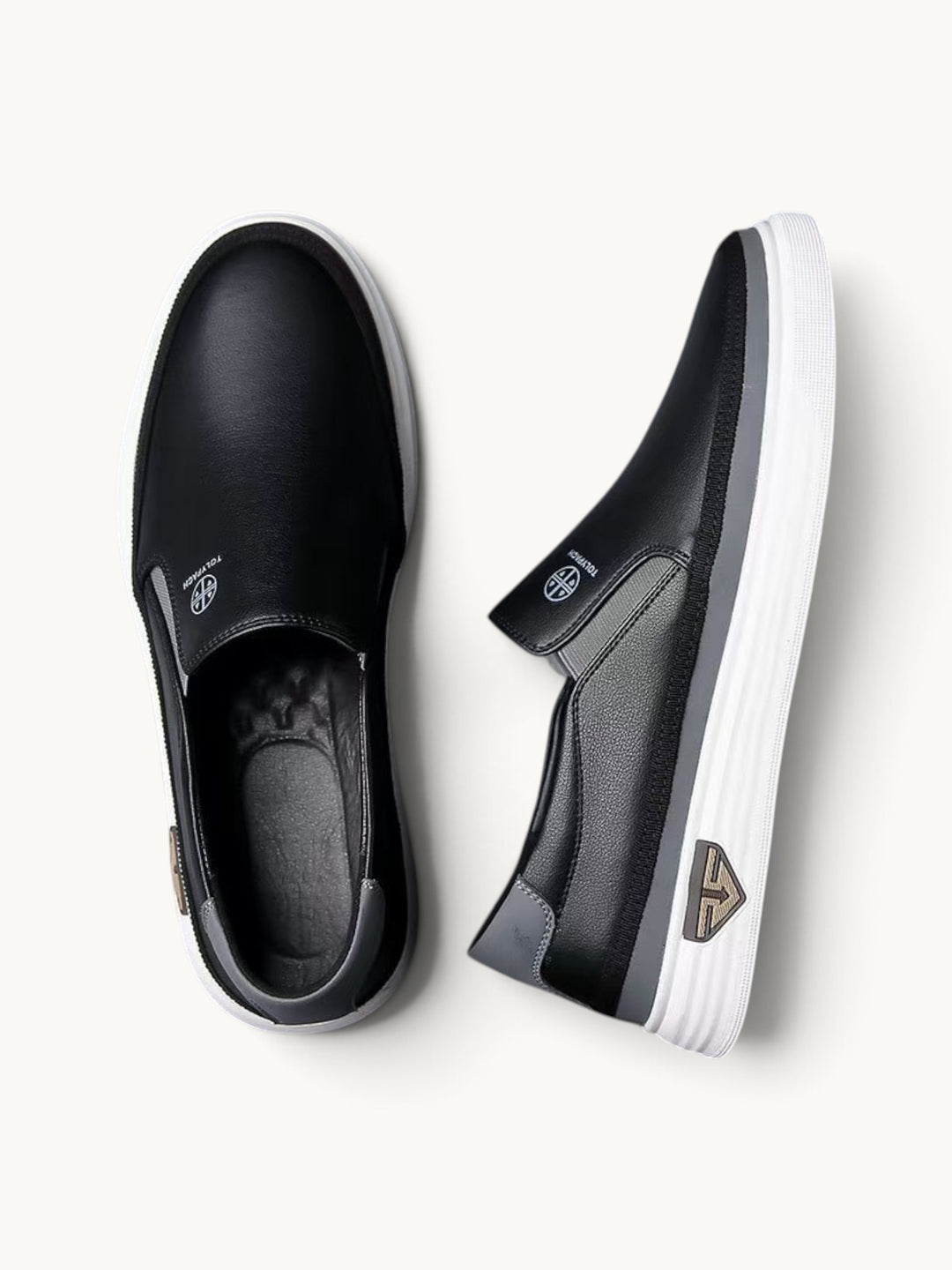 Paire de mocassins noirs en cuir à semelle plateforme blanche, vue de dessus et de côté
