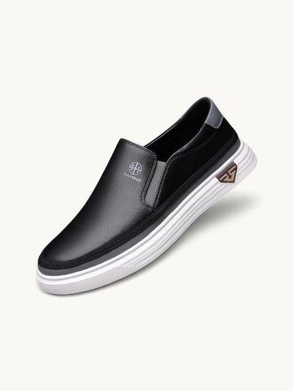 Mocassin noir en cuir à semelle plateforme blanche, vue de côté