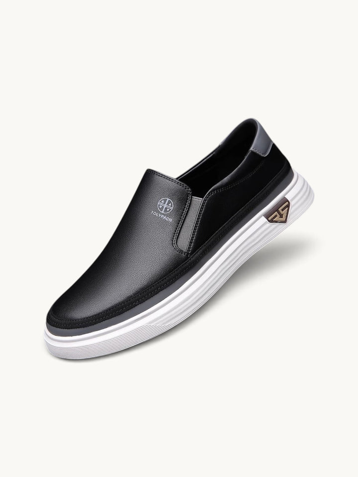 Mocassin noir en cuir à semelle plateforme blanche, vue de côté