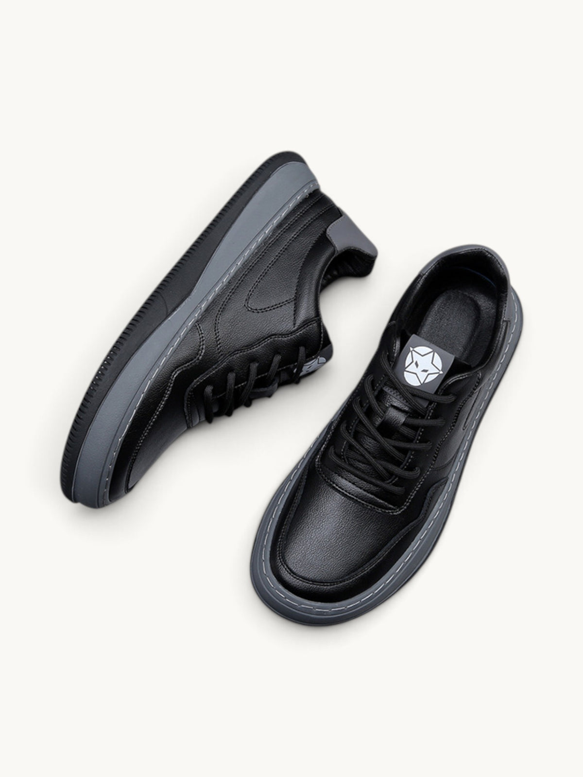 Baskets basses noires en cuir, l'une de profil et l'autre vue du dessus