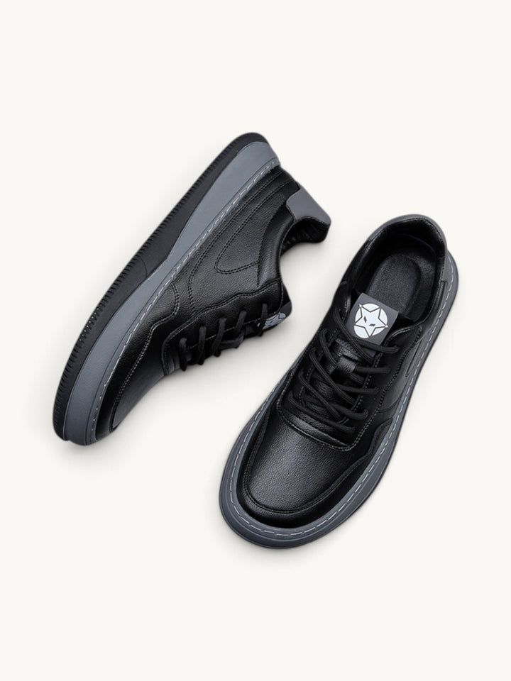 Baskets basses noires en cuir, l'une de profil et l'autre vue du dessus