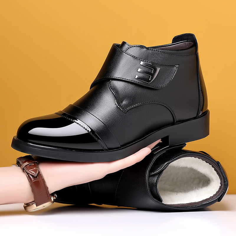 Bottine en cuir noir à bout verni et patte à boucle, seconde bottine montrant la doublure en laine