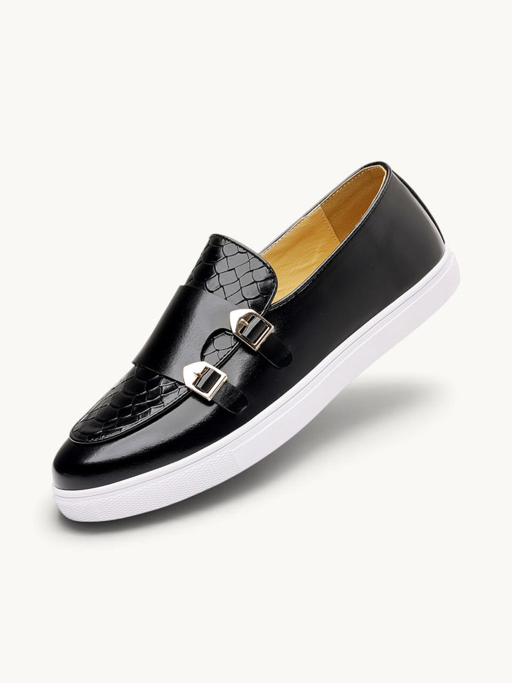 Mocassin noir à double boucle avec semelle blanche épaisse et détails texturés