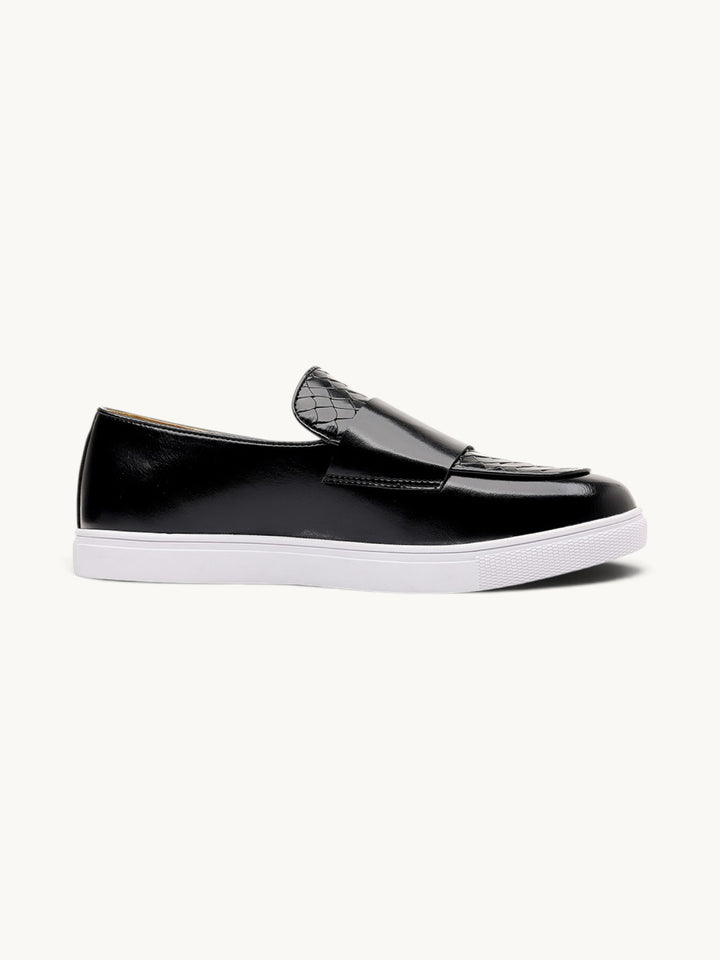Mocassin noir verni avec boucles en cuir, semelle blanche, vue profil
