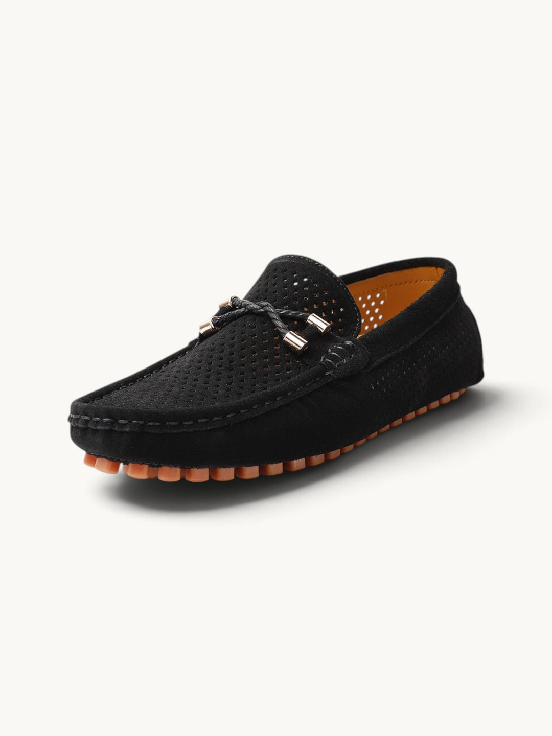 Mocassin noir en cuir perforé avec lacet tressé, vue de trois quarts