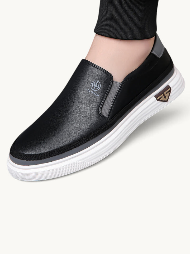 Basket slip-on noire à semelle plateforme blanche, portée de profil