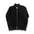 Cardigan noir en maille côtelée à col cheminée et double zip, posé à plat sur fond blanc