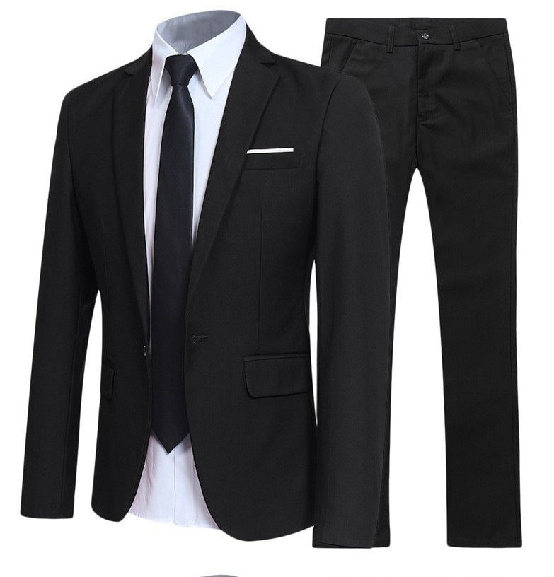 Costume noir coupe ajustée à plat, veste un bouton avec chemise blanche et pantalon