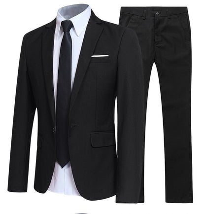 Costume noir coupe ajustée à plat, veste un bouton avec chemise blanche et pantalon