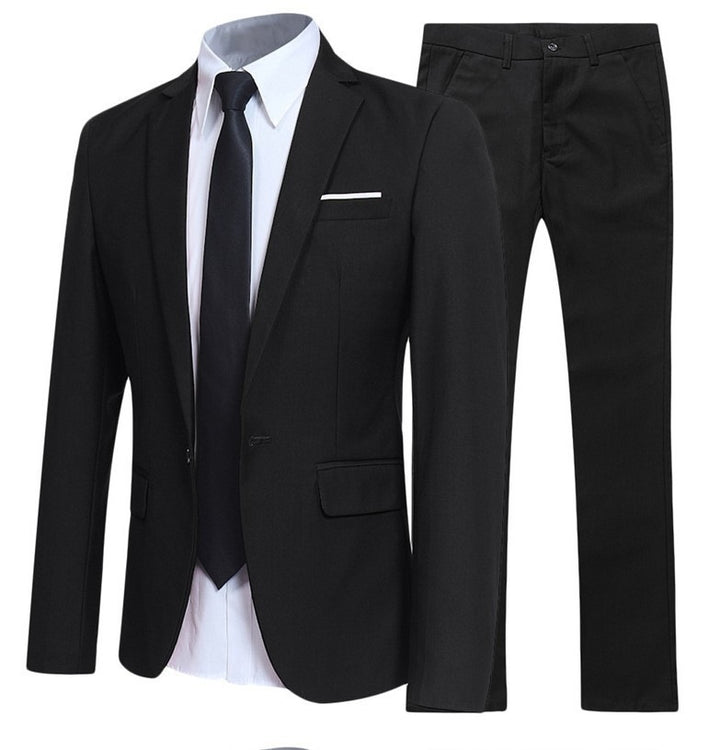 Costume noir coupe ajustée à plat, veste un bouton avec chemise blanche et pantalon
