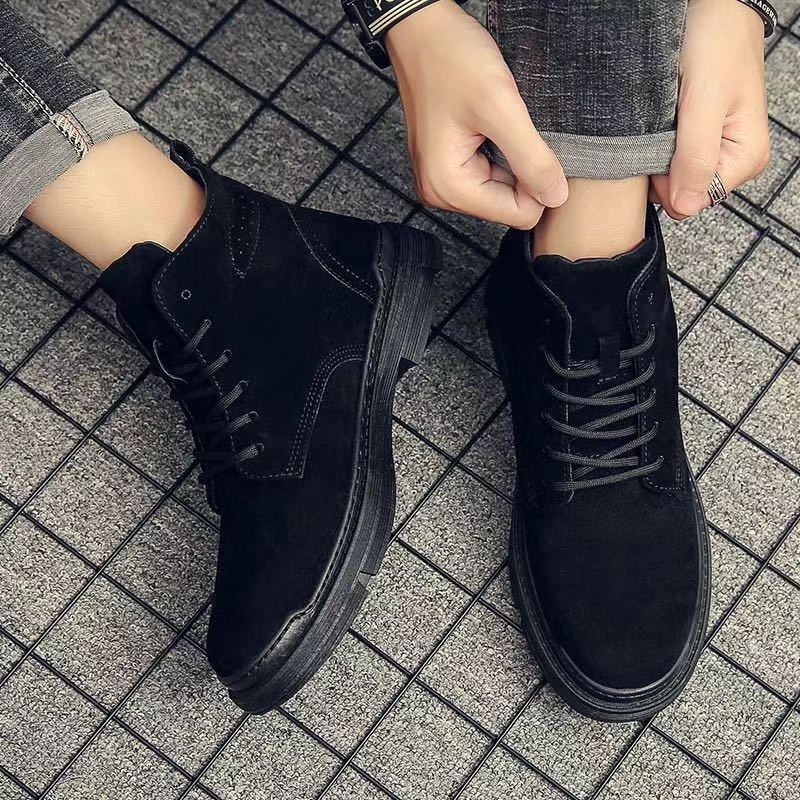 Bottines noires à lacets portées, vue de dessus avec semelle épaisse
