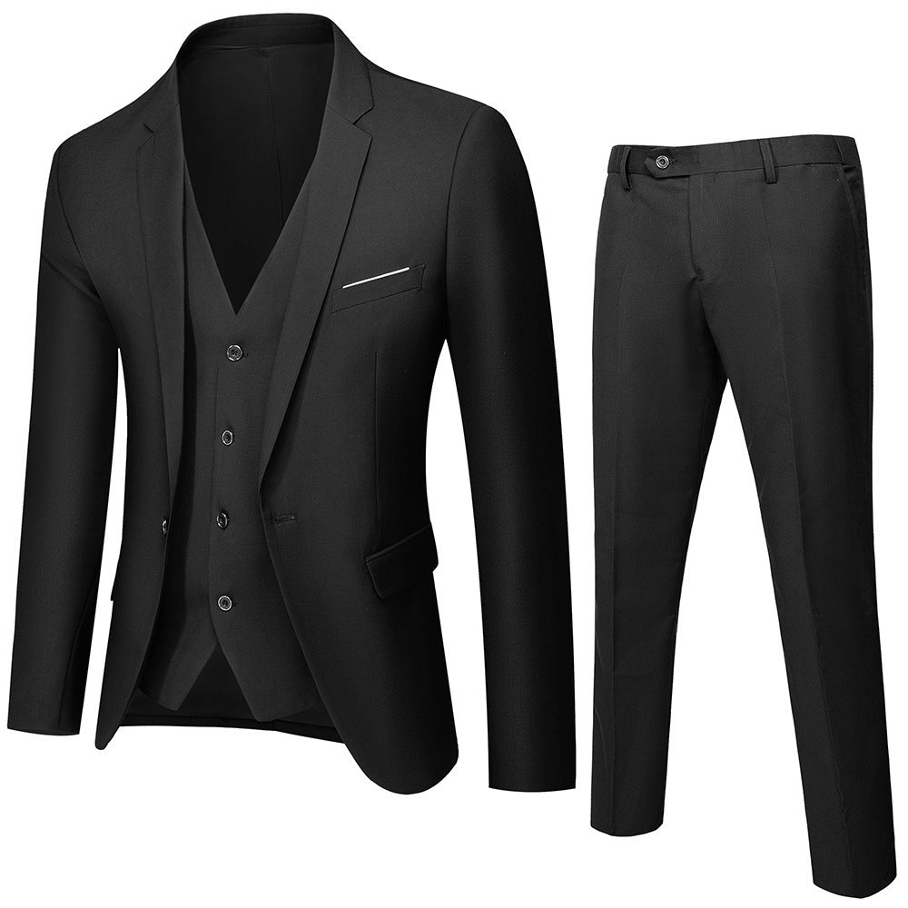 Costume noir présenté à plat avec veste, gilet assorti et pantalon droit