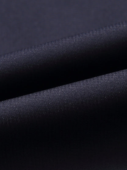 Manteau de laine texturé noir, détail du col classique et tissu épais