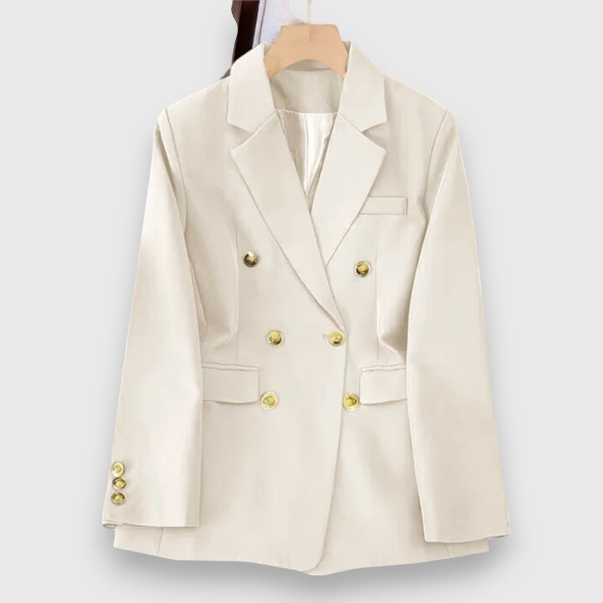Blazer croisé cintré crème pour femme, vue de face sur cintre