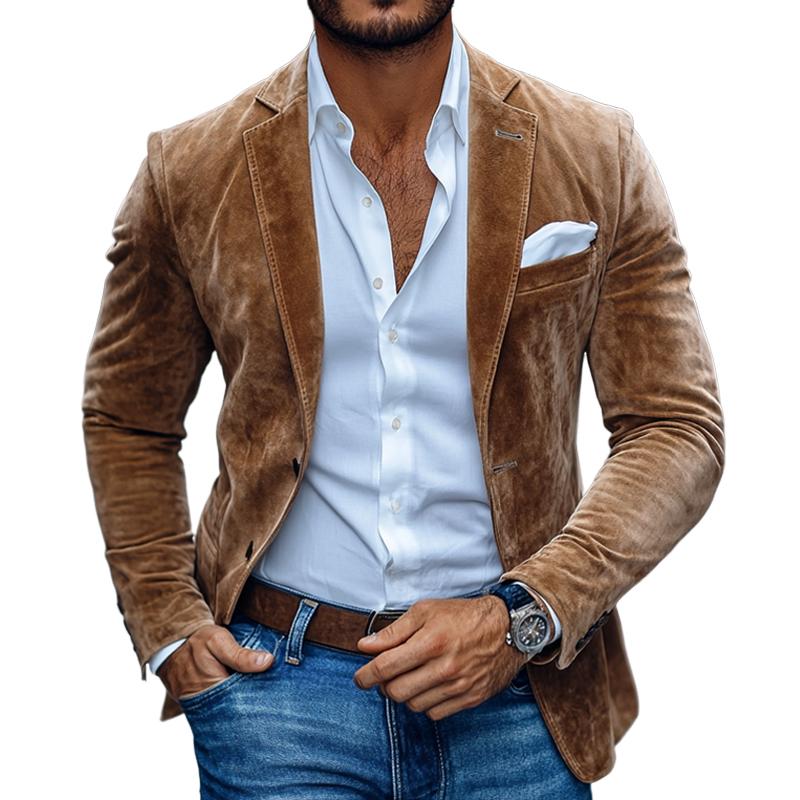 Blazer effet daim marron ajusté, porté avec un jean, fond blanc