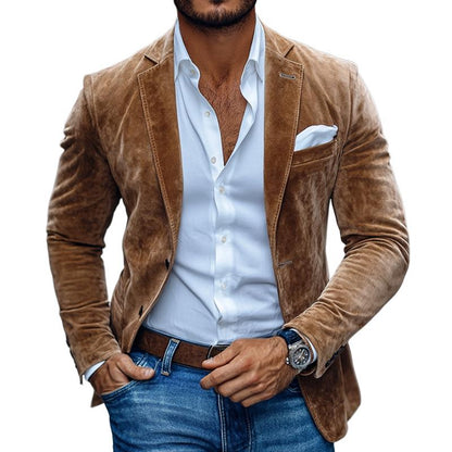 Blazer effet daim marron ajusté, porté avec un jean, fond blanc