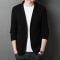 Blazer en maille noir porté ouvert sur un t-shirt blanc