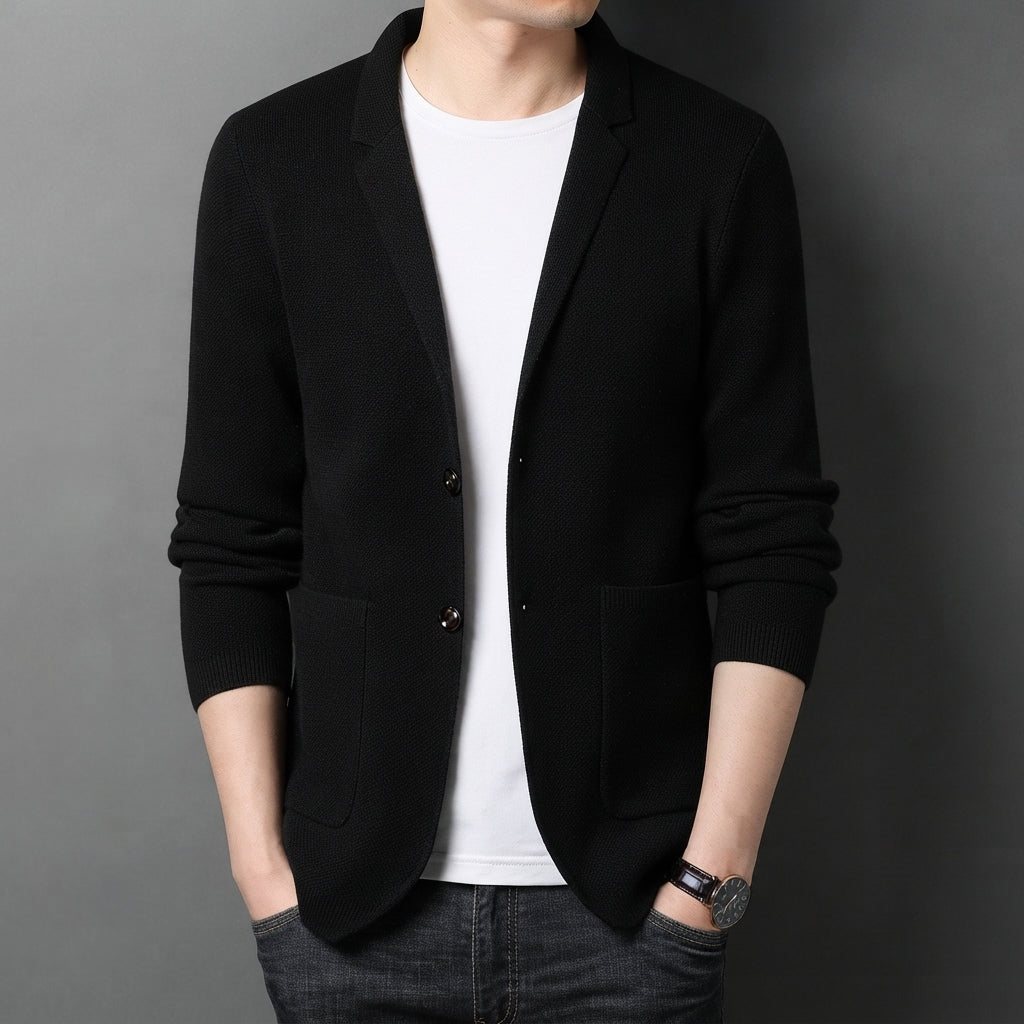 Blazer en maille noir porté ouvert sur un t-shirt blanc
