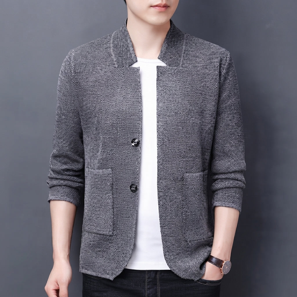 Blazer en maille gris porté sur un t-shirt blanc, vue de face