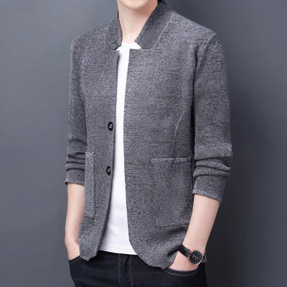 Blazer en maille gris vu de trois quarts, poches plaquées