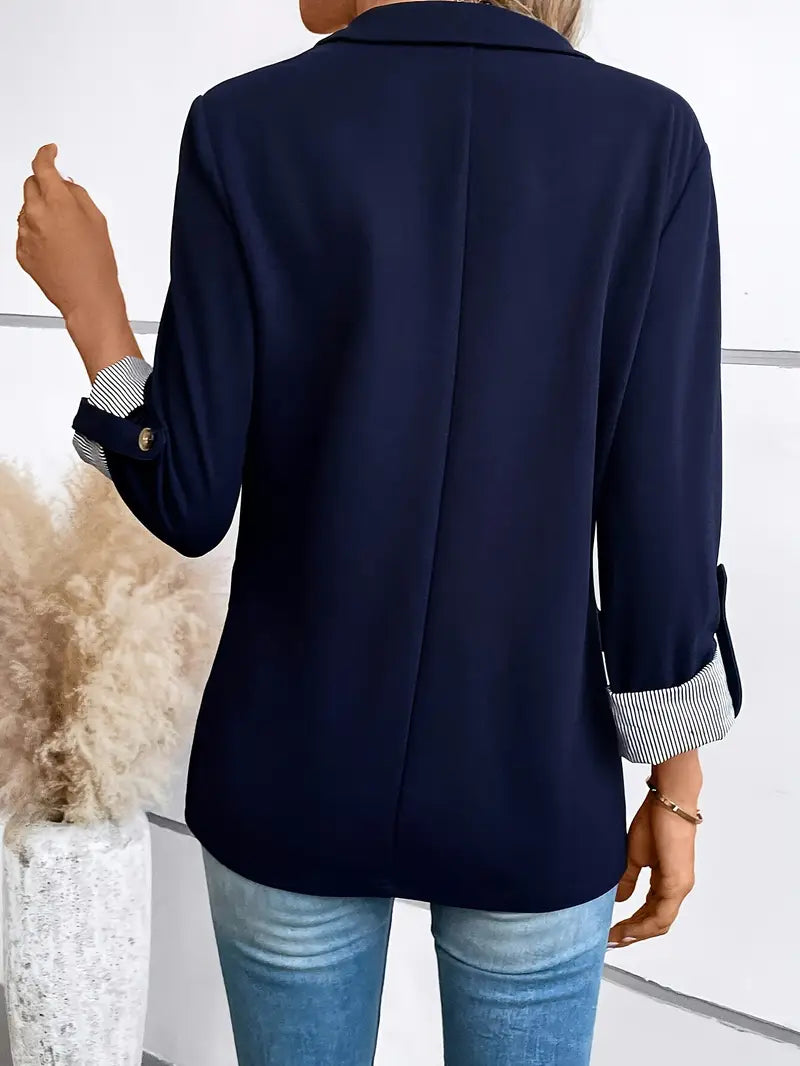 Blazer bleu marine vu de dos, couture médiane et manches retroussées à poignets rayés