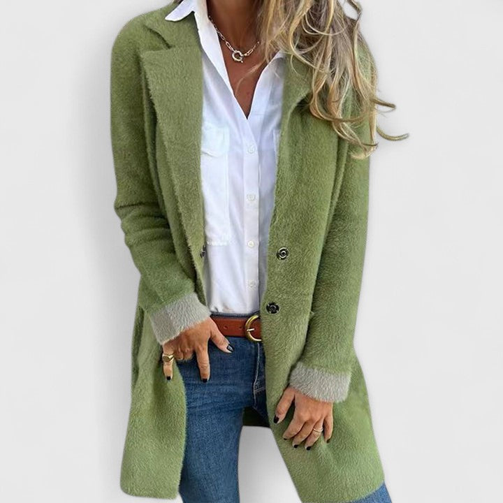 Blazer oversize à poches, coloris vert sauge, porté en tenue