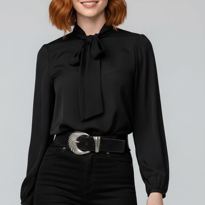Blouse à col lavallière, coloris noir, porté en tenue