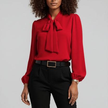 Blouse à col lavallière, coloris rouge, porté en tenue