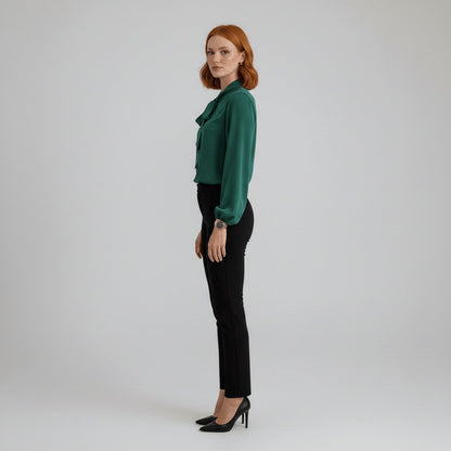Blouse à col lavallière, coloris vert forêt, vue de profil