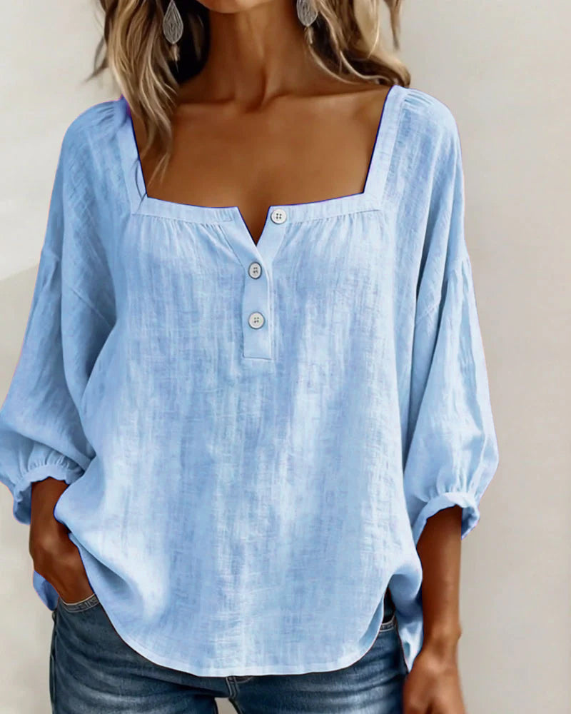Blouse col carré ample, coloris bleu ciel, porté en tenue