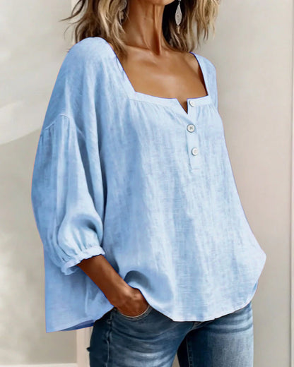 Blouse col carré ample, coloris bleu ciel, vue de profil