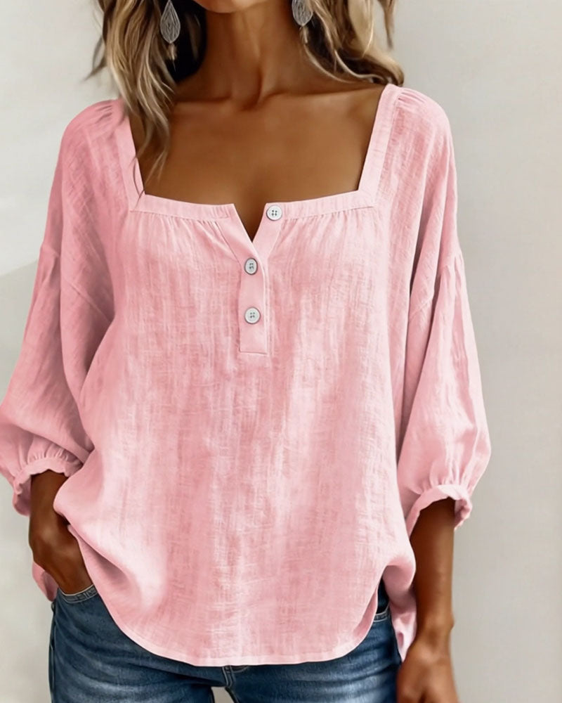 Blouse col carré ample, coloris rose clair, porté en tenue