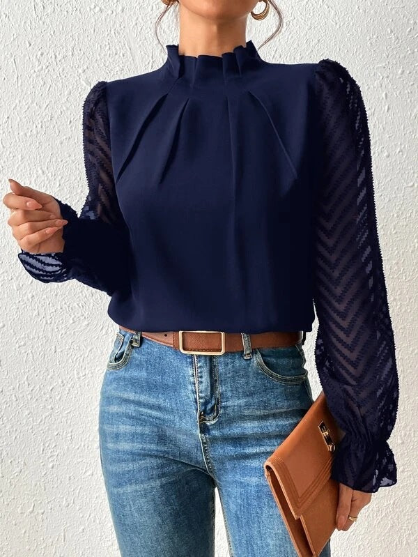 Blouse col montant plissée, coloris bleu marine, vue de face