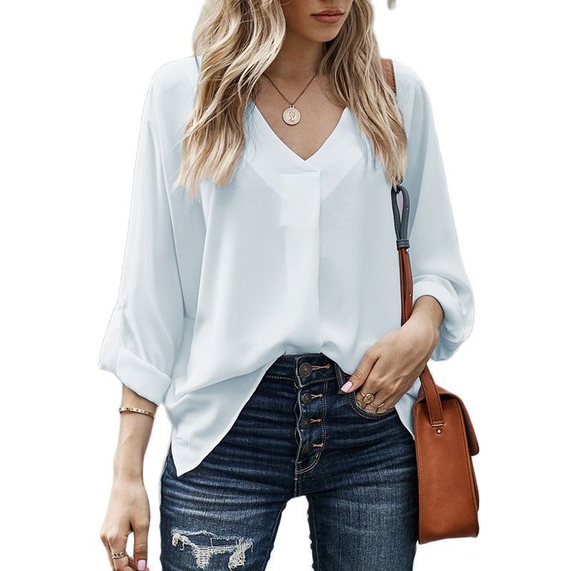 Blouse col V fluide, coloris blanc, porté en tenue
