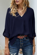 Blouse col V fluide, coloris bleu marine, porté en tenue