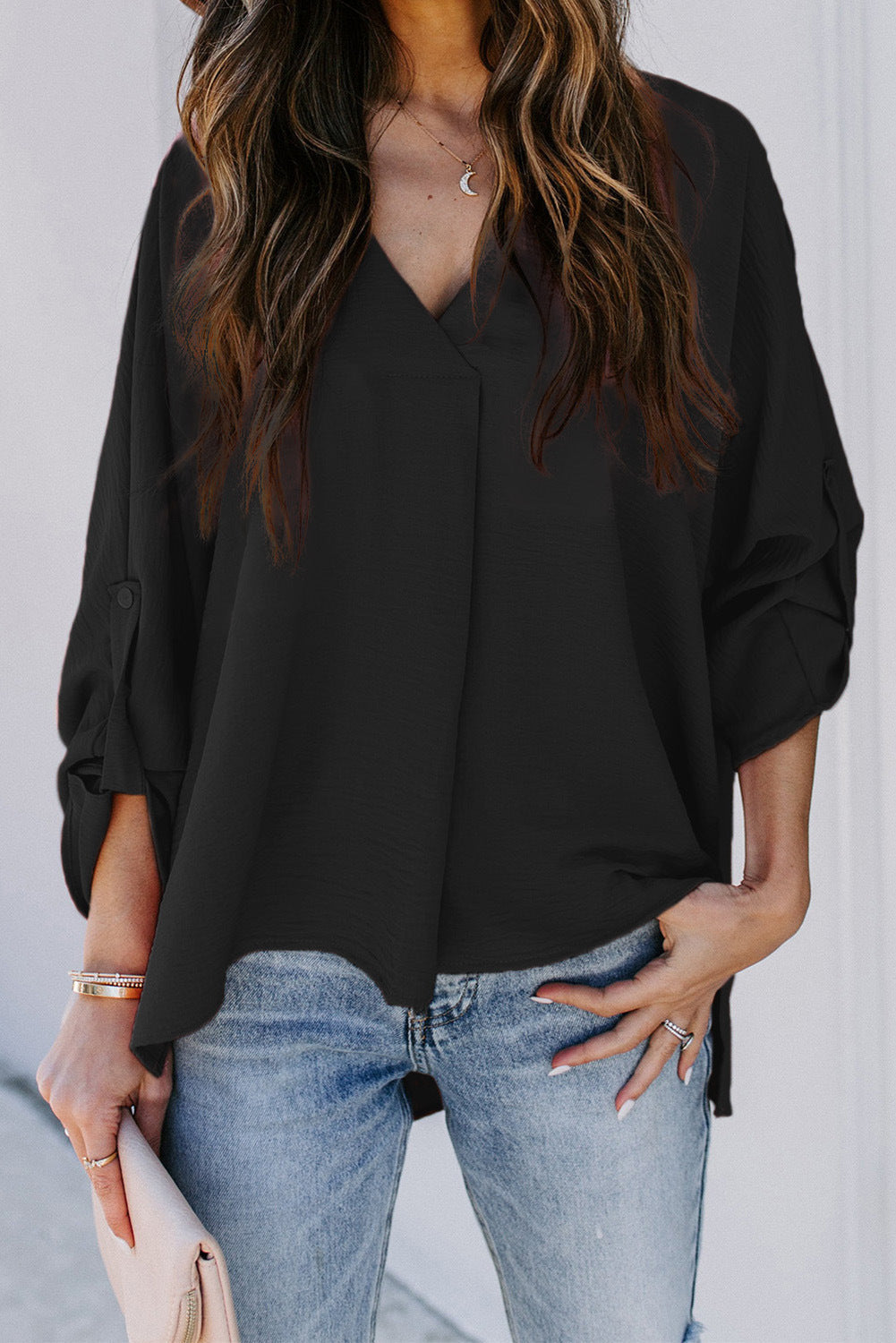 Blouse col V fluide, coloris noir, porté en tenue