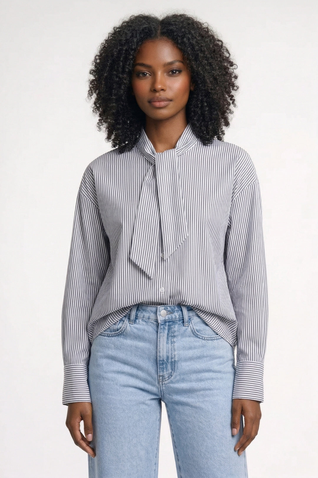 Blouse rayée col lavallière, coloris gris clair, vue de face
