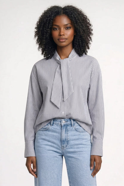 Blouse rayée col lavallière, coloris gris clair, vue de face