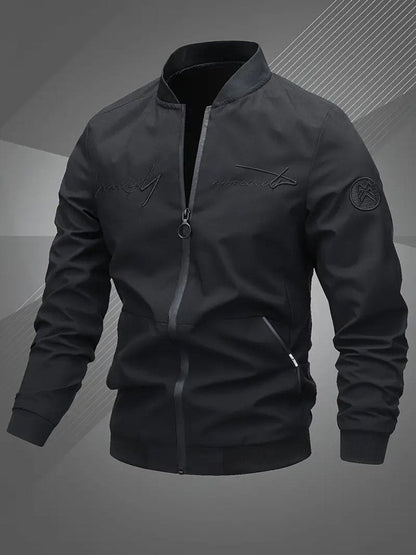 Blouson aviateur noir à broderie ton sur ton, vue de trois quarts