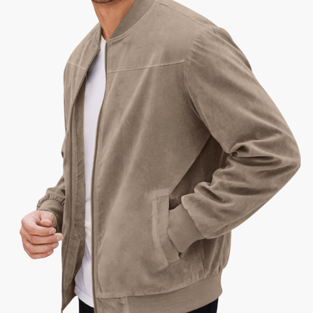 Homme portant un blouson aviateur taupe sur un t-shirt blanc