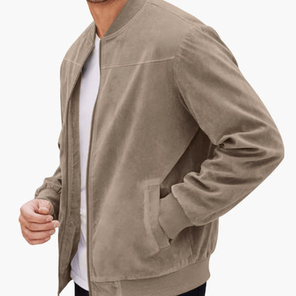 Homme portant un blouson aviateur taupe sur un t-shirt blanc