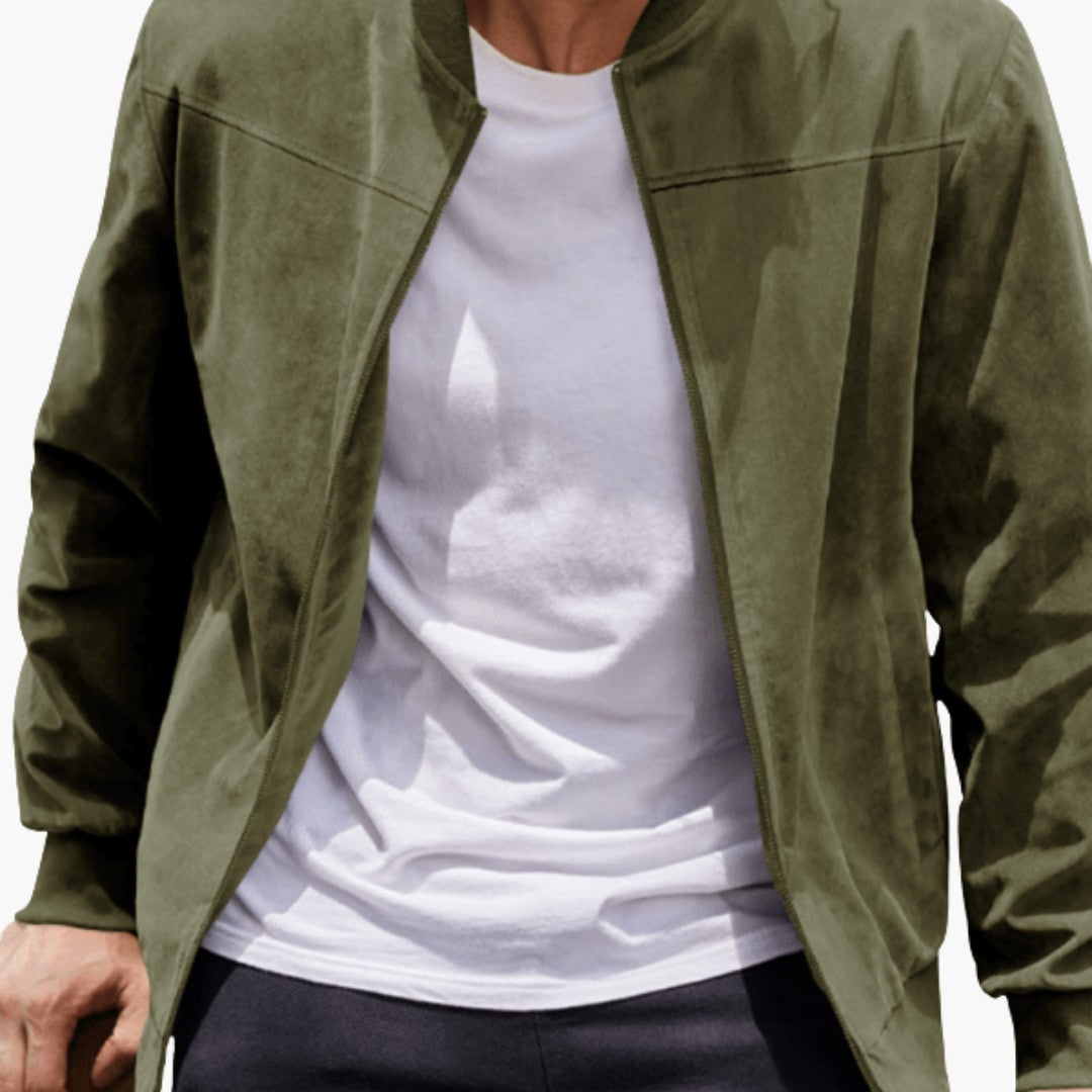 Blouson aviateur vert olive porté ouvert sur un t-shirt