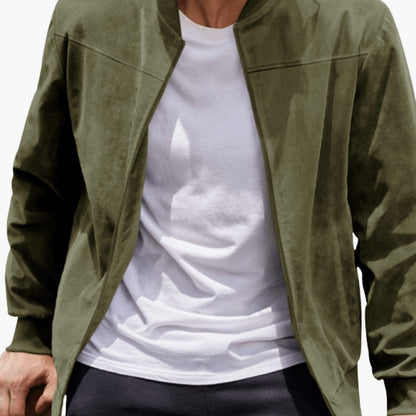 Blouson aviateur vert olive porté ouvert sur un t-shirt