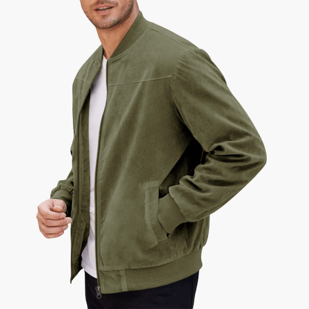 Homme portant un blouson aviateur vert olive, vue de profil