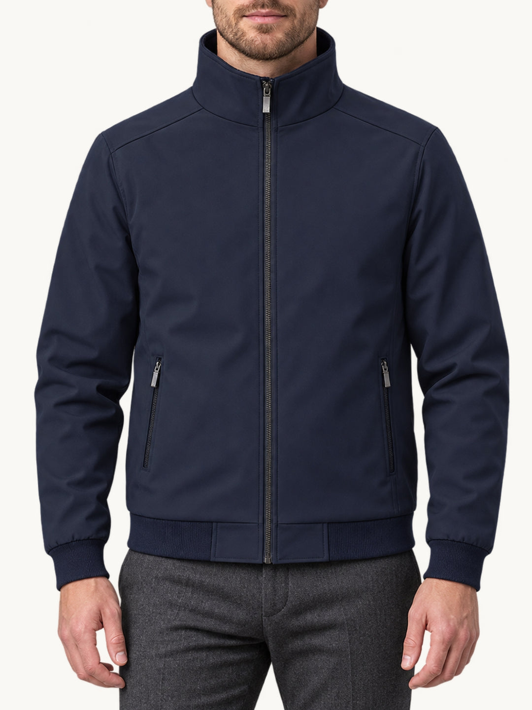 Blouson bombardier zippé bleu marine avec doublure polaire, porté par un modèle homme