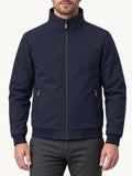 Blouson bombardier zippé bleu marine avec doublure polaire, porté par un modèle homme